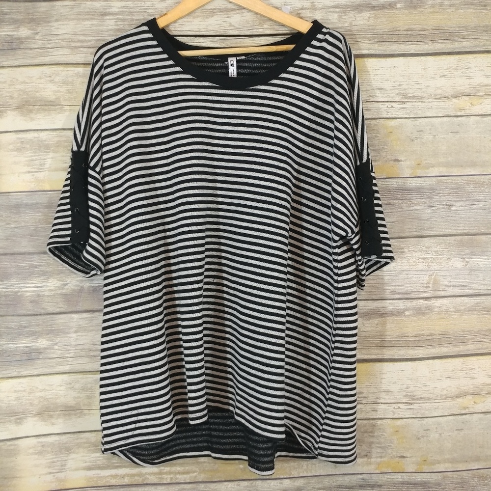 Cable and‎ Gauge Short Sleeve Black and Gray Top